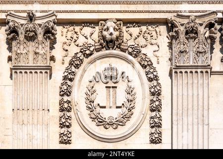 Monogramme royal de Louis XVIII, roi de France, composé de deux lettres L se faisant face l'une à l'autre dos à dos, sculptées sur la façade extérieure du Louvre Banque D'Images
