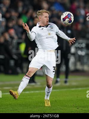 Oli Cooper de Swansea City pendant le match de championnat Sky Bet au stade Swansea.com, Swansea. Date de la photo: Lundi 27 février 2023. Banque D'Images