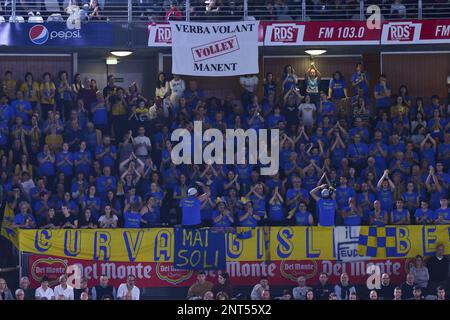 Les partisans de ITAS Trentino pendant la demi-finale Del Monte Coppa Italia Superlega - ITAS Trentino vs Allianz Milano sur 25 février 2023 au Palazzo dello Sport à Rome, Italie. Banque D'Images