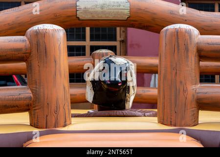 Grande machine à rodéo mécanique Bull Riding en bois. Banque D'Images