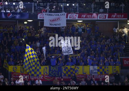 Les partisans de ITAS Trentino pendant la demi-finale Del Monte Coppa Italia Superlega - ITAS Trentino vs Allianz Milano sur 25 février 2023 au Palazzo dello Sport à Rome, Italie. Banque D'Images