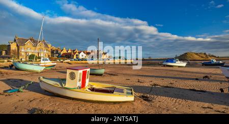 Vue panoramique ensoleillée au printemps à Alnmouth regardant de l'autre côté du port vers le village avec l'église colline dans le fond et amarré yachts i Banque D'Images