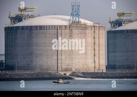 Réservoirs terminaux d'importation de GNL pour gaz naturel liquide dans le port maritime de Rotterdam, Maasvlakte, Rotterdam pays-Bas, Banque D'Images