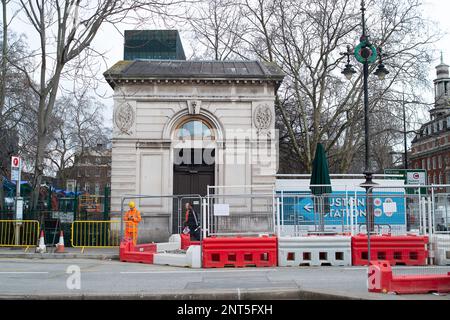 Euston, Londres, Royaume-Uni. 27th février 2023. Euston Square Gardens (en photo) à l'extérieur de la gare Euston ont été pris en charge par HS2 et certains arbres ont été abattus sur le site. HS2 Ltd effectue de vastes travaux de construction pour le nouveau train à grande vitesse 2 London Euston gare terminus et London Underground Interchange. HS2 a commencé des détournements d'utilitaires dans le chemin Euston la semaine dernière, ce qui ralentit maintenant la circulation. Les résidents vivant dans la région d'Euston doivent supporter HS2 bruits, poussières et perturbations qu'un résident a décrits aujourd'hui comme « l'enfer sur terre sans aucune fin en vue ». Crédit : Maureen McLean/Alay Banque D'Images