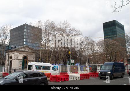 Euston, Londres, Royaume-Uni. 27th février 2023. Euston Square Gardens (en photo) à l'extérieur de la gare Euston ont été pris en charge par HS2 et certains arbres ont été abattus sur le site. HS2 Ltd effectue de vastes travaux de construction pour le nouveau train à grande vitesse 2 London Euston gare terminus et London Underground Interchange. HS2 a commencé des détournements d'utilitaires dans le chemin Euston la semaine dernière, ce qui ralentit maintenant la circulation. Les résidents vivant dans la région d'Euston doivent supporter HS2 bruits, poussières et perturbations qu'un résident a décrits aujourd'hui comme « l'enfer sur terre sans aucune fin en vue ». Crédit : Maureen McLean/Alay Banque D'Images