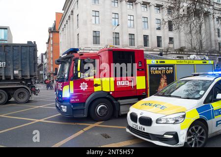 Euston, Londres, Royaume-Uni. 27th février 2023. Un moteur d'incendie sur un merde coincé dans la circulation sur Euston Road. HS2 Ltd effectue de vastes travaux de construction pour le nouveau train à grande vitesse 2 London Euston gare terminus et London Underground Interchange. HS2 a commencé des détournements d'utilitaires dans le chemin Euston la semaine dernière, ce qui ralentit maintenant la circulation. Les résidents vivant dans la région d'Euston doivent supporter HS2 bruits, poussières et perturbations qu'un résident a décrits aujourd'hui comme « l'enfer sur terre sans aucune fin en vue ». Crédit : Maureen McLean/Alay Live News Banque D'Images