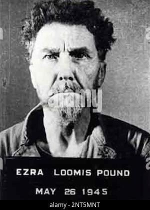 EZRA LIVRE (1885-1972) poète et critique américain alors qu'il était détenu par le Counter Intelligence corps américain à Gênes, en Italie, en mai 1945 Banque D'Images