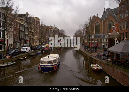 Le canal Oudezijds Voorburgwal à Amsterdam. Prise du pont Liesdelsluis, Korte Niezel, pays-Bas. De Oude Kerk (la vieille église) sur la droite Banque D'Images