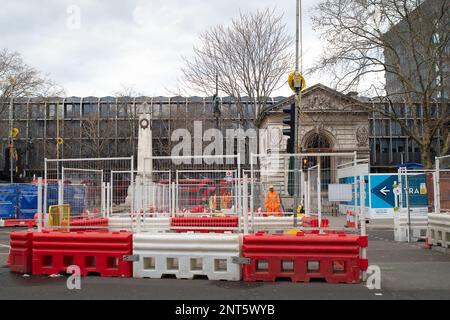 Euston, Londres, Royaume-Uni. 27th février 2023. Euston Square Gardens (en photo) à l'extérieur de la gare Euston ont été pris en charge par HS2 et certains arbres ont été abattus sur le site. HS2 Ltd effectue de vastes travaux de construction pour le nouveau train à grande vitesse 2 London Euston gare terminus et London Underground Interchange. HS2 a commencé des détournements d'utilitaires dans le chemin Euston la semaine dernière, ce qui ralentit maintenant la circulation. Les résidents vivant dans la région d'Euston doivent supporter HS2 bruits, poussières et perturbations qu'un résident a décrits aujourd'hui comme « l'enfer sur terre sans aucune fin en vue ». Crédit : Maureen McLean/Alay Banque D'Images