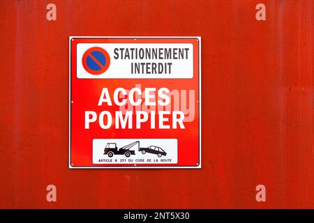 Avertissement en français "Stationement interdit, accès pompier", signifiant en anglais "parking interdit, accès pompier". Banque D'Images