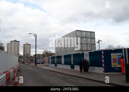 Euston, Londres, Royaume-Uni. 27th février 2023. HS2 Ltd effectue de vastes travaux de construction pour le nouveau train à grande vitesse 2 London Euston gare terminus et London Underground Interchange. HS2 a commencé des détournements d'utilitaires dans le chemin Euston la semaine dernière, ce qui ralentit maintenant la circulation. Les résidents vivant dans la région d'Euston doivent supporter HS2 bruits, poussières et perturbations qu'un résident a décrits aujourd'hui comme « l'enfer sur terre sans aucune fin en vue ». Crédit : Maureen McLean/Alay Live News Banque D'Images