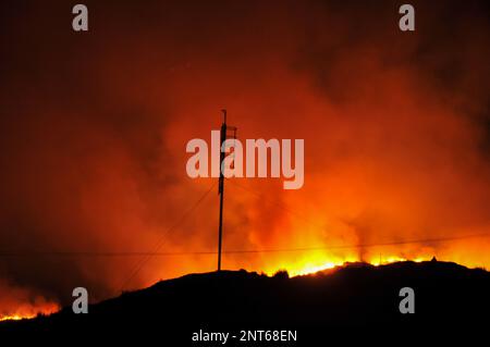 Bantry, West Cork, Irlande. 27th février 2023. La saison des incendies de gorse a récemment commencé à West Cork, photo ci-dessous: Seskin Hill à Bantry est en flammes massives. Credit: Karlis Dzjamko/ Alamy Live News Banque D'Images