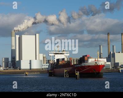 Usine d'hydrogène ultramodern uniper Green H2 sur le Maasvlakte dans le port de Rotterdam. Il utilise l'électricité des parcs éoliens en mer pour fabriquer du gaz hydrogène. Banque D'Images