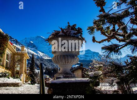 Belle journée ensoleillée dans les Alpes suisses, avec vue sur la montagne sur le fond d'un ciel bleu clair, Wengen, Suisse Banque D'Images