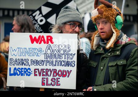 Père et fils tenant un panneau à la manifestation Stop the War à Londres Banque D'Images