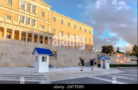 La tombe du Soldat inconnu devant le Parlement hellénique, située dans l'ancien palais royal, surplombant la place Syntagma. Athènes, Grèce. Banque D'Images