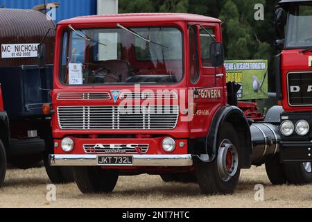 Un tracteur AEC Mandator 1973 d'époque, restauré dans la décoration de McGovern Bros (Haulage), l'une des plus anciennes sociétés de transport de Londres. Banque D'Images