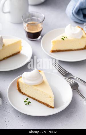 Tranche d'un cheesecake New-yorkais traditionnel à la crème fouettée à la dolope Banque D'Images