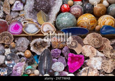Divers minéraux exposés dans le souk de Marrakech au Maroc. Banque D'Images
