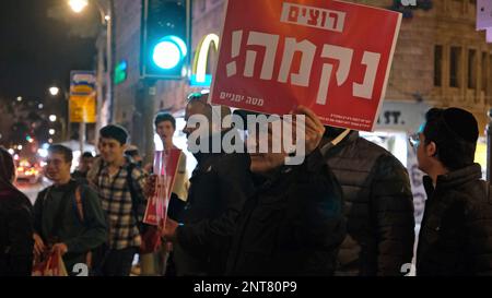 JÉRUSALEM, ISRAËL - 27 FÉVRIER : des contre-manifestants de droite présentent des panneaux indiquant « nous voulons nous venger », tandis que les partisans de gauche et les militants de la paix israéliens participent à une manifestation contre les violentes remprises par les colons israéliens dans la ville de Huwara, en Cisjordanie, sur 27 février 2023, à Jérusalem, en Israël. Des centaines de colons israéliens se sont rendus dans une violente pageuse hier soir dans la ville de Huwara, en Cisjordanie, près de Naplouse, incendiant des dizaines de maisons et de voitures après que deux colons aient été tués par un homme armé palestinien. Crédit : Eddie Gerald/Alay Live News Banque D'Images