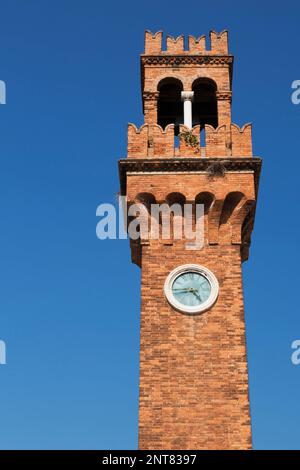 Tour d'horloge médiévale en brique rouge sur la place San Stefano, l'île de Murano, la lagune de Venise, la Vénétie, l'Italie. Banque D'Images