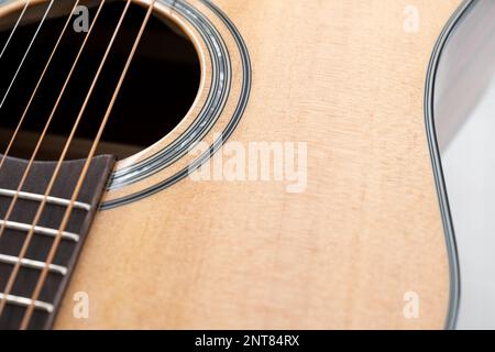 détail du trou sonore d'une guitare acoustique en bois, bois clair, bois d'épicéa, mise au point sélective, espace de copie horizontal Banque D'Images