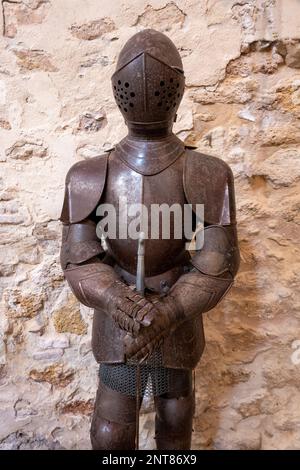 Vue de face d'une armure de chevalier médiéval Banque D'Images