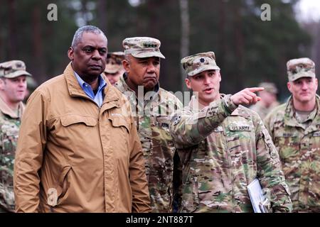 Grafenwoehr, Bayern, Allemagne. 16th févr. 2023. Le secrétaire à la Défense, LLOYD J. AUSTIN III, rencontre des soldats affectés à l'équipe de combat de la 2nd Brigade, à la 1st Infantry Division et aux États-Unis Armée Europe et Africas 7th Commandement de l'instruction militaire soutien à l'entraînement combiné des armes des bataillons des forces armées ukrainiennes à Grafenwoehr, Allemagne, 17 février 2023. Cette semaine, le premier bataillon ukrainien a terminé l'entraînement sur le véhicule de combat Bradley M2, représentant la poursuite d'un effort mondial dirigé par les États-Unis et soutenu par plus de 50 nations pour aider l'Ukraine à se défendre contre la brutale et de la Russie Banque D'Images