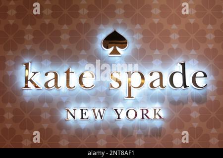 Ikebukuro, Tokyo - 8 septembre 2019 : nom et logo Kate Spade rétroéclairés dans le centre commercial Lumine, Ikebukuro. Banque D'Images