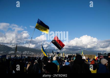 Vancouver, Colombie-Britannique, Canada. 26th févr. 2023. Des réfugiés ukrainiens et quelques centaines de partisans se réunissent au centre-ville de Vancouver, au Canada, le 26 février, pour marquer le premier anniversaire de l'invasion de l'Ukraine par la Russie. (Credit image: © Quinn Bender/ZUMA Press Wire) USAGE ÉDITORIAL SEULEMENT! Non destiné À un usage commercial ! Banque D'Images