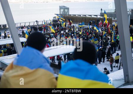 Vancouver, Colombie-Britannique, Canada. 26th févr. 2023. Des réfugiés ukrainiens et quelques centaines de partisans se réunissent au centre-ville de Vancouver, au Canada, le 26 février, pour marquer le premier anniversaire de l'invasion de l'Ukraine par la Russie. (Credit image: © Quinn Bender/ZUMA Press Wire) USAGE ÉDITORIAL SEULEMENT! Non destiné À un usage commercial ! Banque D'Images