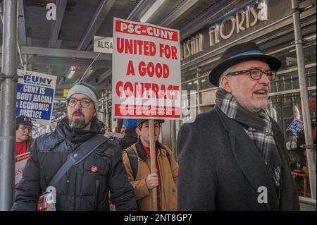 ÉTATS-UNIS. 27th févr. 2023. Leur contrat syndical devant expirer, des centaines de membres du corps professoral et du personnel de la CUNY se sont rassemblés devant le siège social de la CUNY à Midtown, sur 27 février 2023, pour répondre directement à leurs demandes de nouveau contrat devant la direction. Le Congrès du personnel professionnel (COPS) - le syndicat représentant 30 000 professeurs et employés de la CUNY - a été rejoint par des étudiants et des défenseurs pour appeler à un nouvel accord qui inclut des augmentations de l'inflation et d'autres avancées qui aident à protéger la qualité d'une éducation de la CUNY. (Photo par Erik McGregor/Sipa USA) crédit: SIPA USA/Alay Live News Banque D'Images