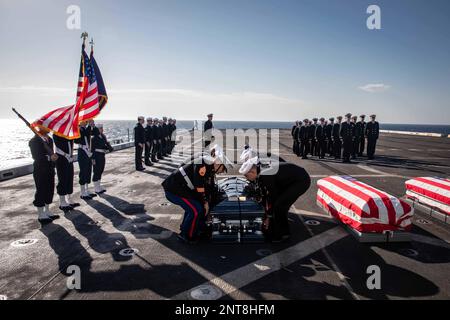 Océan Atlantique. 24th févr. 2023. Marins et des États-Unis Un navire de mer affecté au quai de transport amphibie de classe San Antonio USS Arlington (LPD 24) soulève un cercueil lors d'un enterrement en mer dans l'océan Atlantique, février. 24, 2023. L'USS Arlington a engagé 20 vestiges incinérés et 7 vestiges caskés en mer. Crédit : États-Unis Marine/ZUMA Press Wire Service/ZUMAPRESS.com/Alamy Live News Banque D'Images