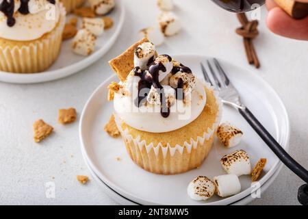 Smores cupcakes aux petits guimauves, biscuits graham à la chapelure et au sirop de chocolat Banque D'Images