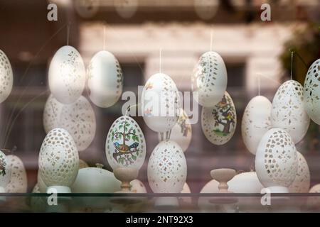 Œufs d'oie sculptés à vendre dans la boutique de cadeaux de Budapest. Banque D'Images