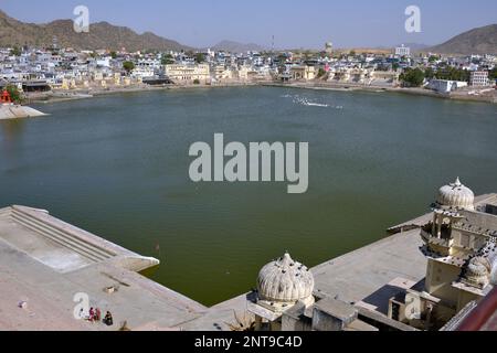 Le lac Pushkar au Rajasthan, en Inde, est un site sacré et sacré pour les hindous. Banque D'Images