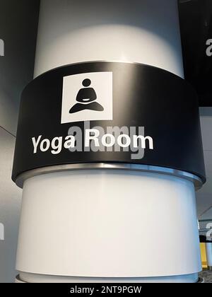 Panneau indiquant la salle de yoga à l'aéroport Banque D'Images