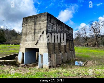 Un ancien bâtiment abandonné. Usine de criblage de gravier au parc régional de Steelhead Beach, Forestville, Californie Banque D'Images