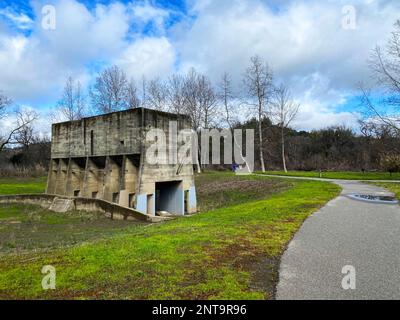 Un ancien bâtiment abandonné. Usine de criblage de gravier au parc régional de Steelhead Beach, Forestville, Californie Banque D'Images