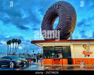 Randy's Donuts, boulangerie et bâtiment phare à Inglewood, Californie Banque D'Images