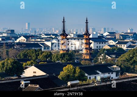 SUZHOU, CHINE - 28 FÉVRIER 2023 - la photo prise le 28 février 2023 montre des tours jumelles dans le district de Gusu à Suzhou, dans la province du Jiangsu, dans l'est de la Chine. Banque D'Images