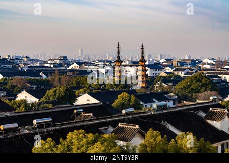 SUZHOU, CHINE - 28 FÉVRIER 2023 - la photo prise le 28 février 2023 montre des tours jumelles dans le district de Gusu à Suzhou, dans la province du Jiangsu, dans l'est de la Chine. Banque D'Images