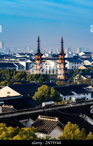 SUZHOU, CHINE - 28 FÉVRIER 2023 - la photo prise le 28 février 2023 montre des tours jumelles dans le district de Gusu à Suzhou, dans la province du Jiangsu, dans l'est de la Chine. Banque D'Images