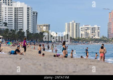 Fort Lauderdale, FL / Etats-Unis - 23 décembre 2022: Les gens affluent à ft. Plage de Lauderdale pour profiter des vacances de Noël, sur 23 décembre 2022 à fort la Banque D'Images