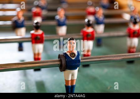 Le baby-foot, communément appelé fuzboll ou foosball (comme dans le Fußball allemand 'football') et parfois le baby-foot, est un jeu de table qui est loos Banque D'Images