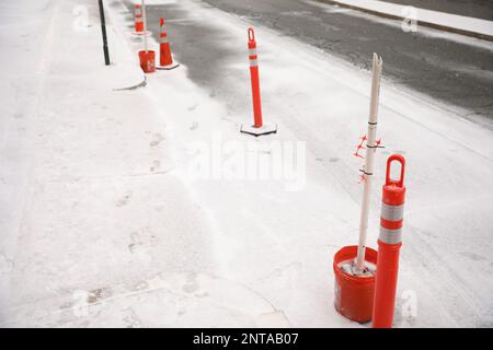 Cône de construction dans le trottoir de rue montrant la prudence pendant la circulation Banque D'Images