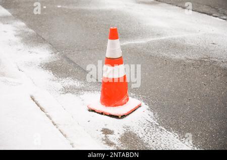 Cône de construction dans le trottoir de rue montrant la prudence pendant la circulation Banque D'Images