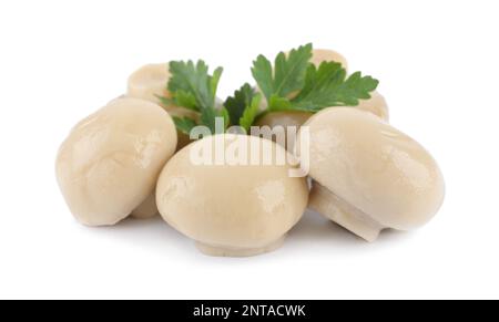 Délicieux champignons marinés avec persil isolé sur blanc Banque D'Images