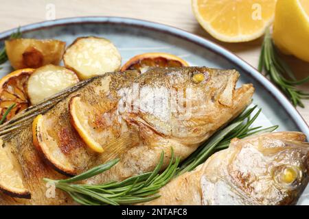 De savoureuses perches rôties faites maison servies sur table, en gros plan. Poissons de rivière Banque D'Images