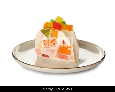 Assiette avec délicieux dessert en gelée de verre brisée sur fond blanc Banque D'Images